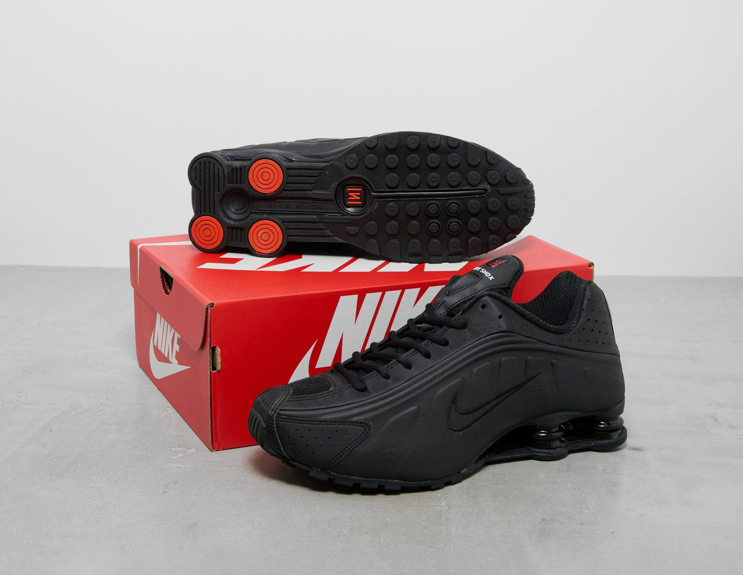 Nike Shox R4 'Triple Black' - Image 2
